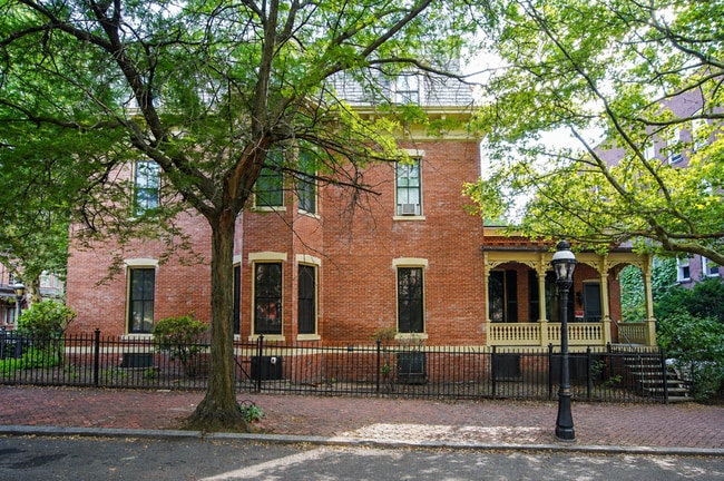 Building Photo - 52 Mattoon St