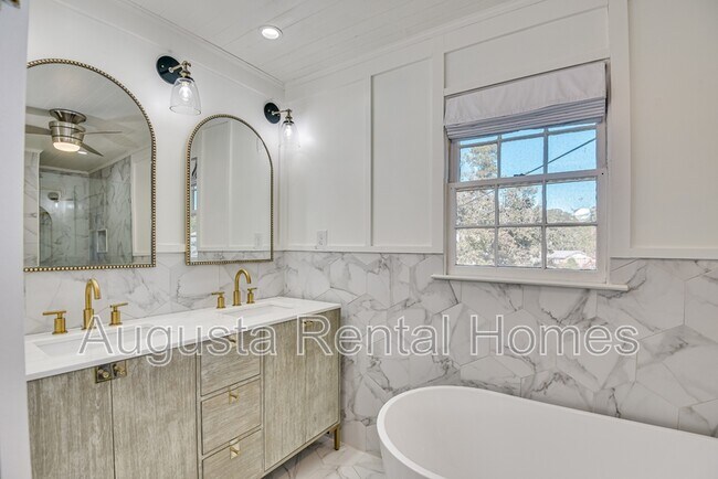 Building Photo - 3137 Edinburgh Dr