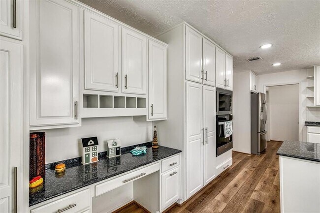 Building Photo - 14919 Parkville Dr