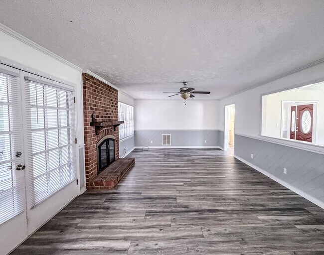 Building Photo - Charming 3 Bed 2.5 Bath Fayetteville Home