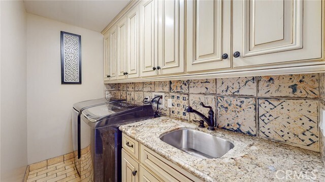 Building Photo - 227 Pso De Granada