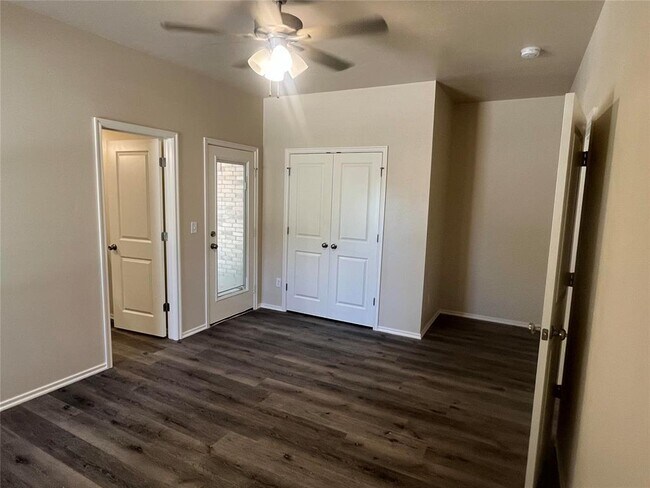 Building Photo - 2225 Fallview Dr