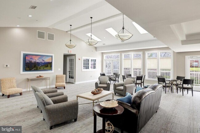 Building Photo - 1719 Ascot Way