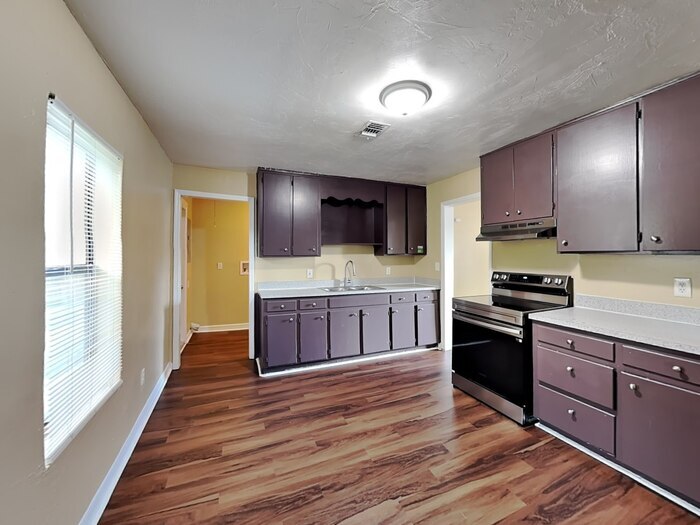 Building Photo - 1737 Ave C NE