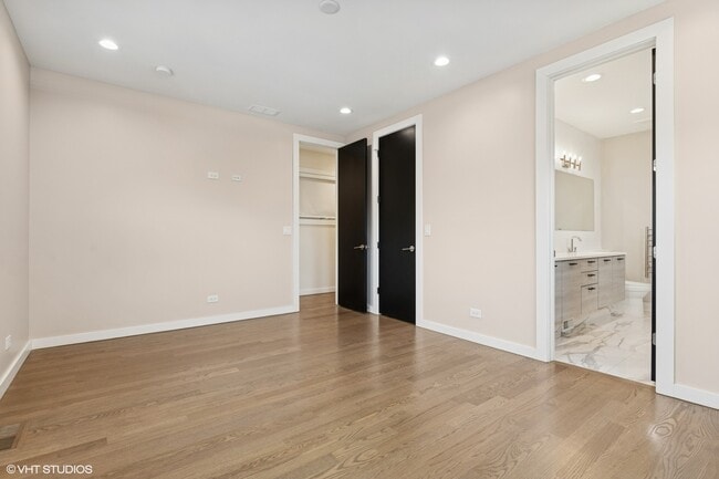 Building Photo - 927 N Damen Ave