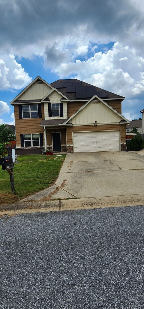Building Photo - LOVELY TWO STORY W/ 5 BEDS, 3 FULL BATHS. ...