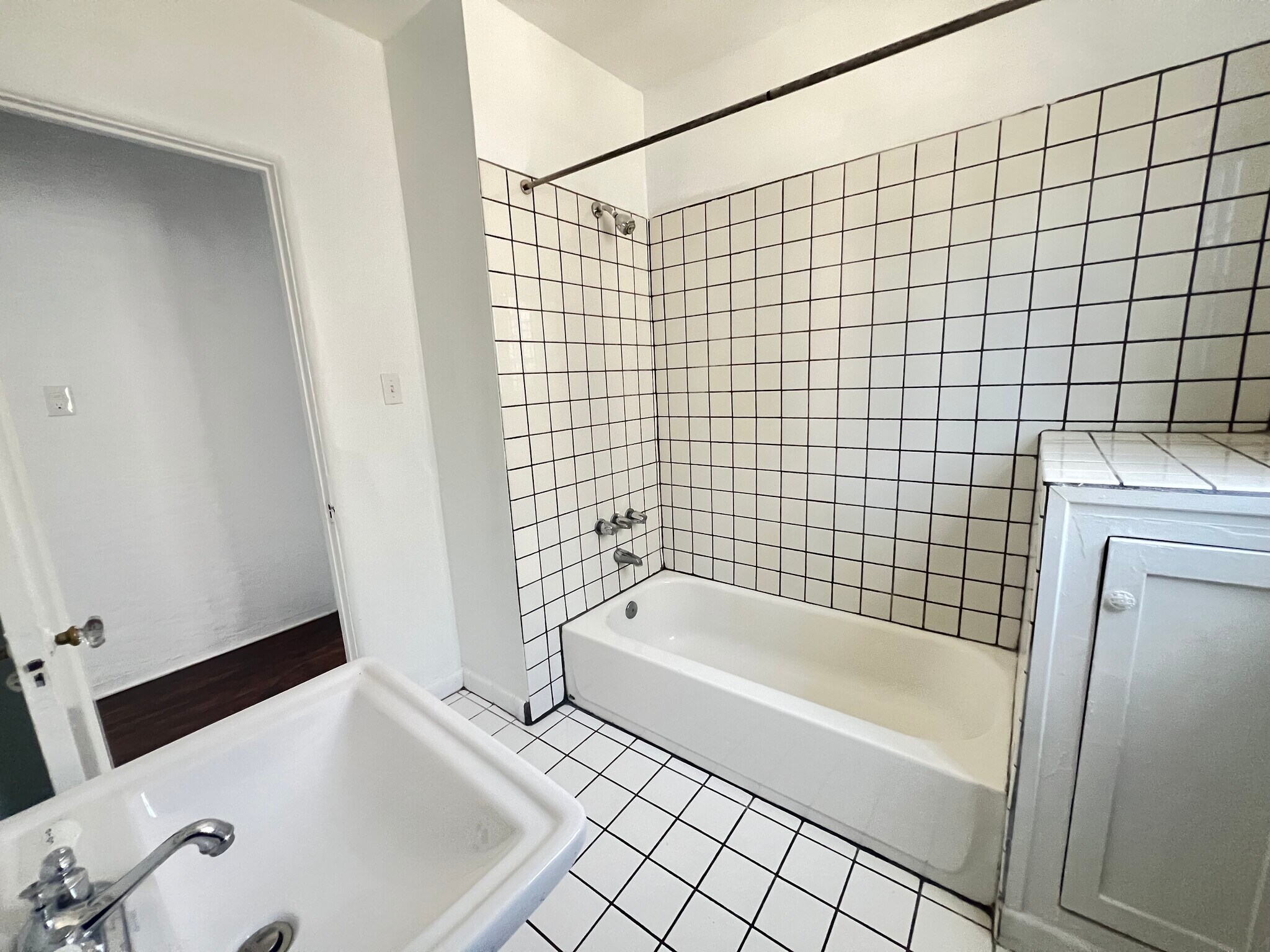 Bathroom - 1931 Avalon St