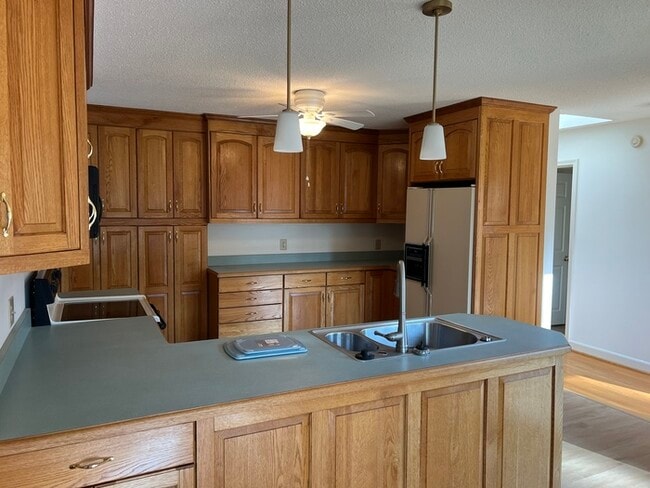 Building Photo - 303 Lake Pointe Dr