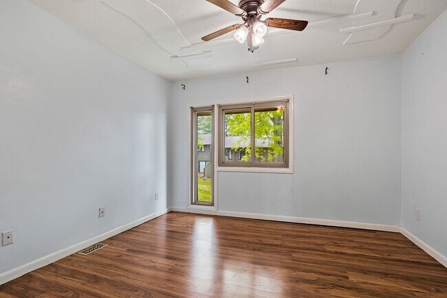 Building Photo - 2 Bedroom 1 Bath Condominium Located in Johnson City, TN