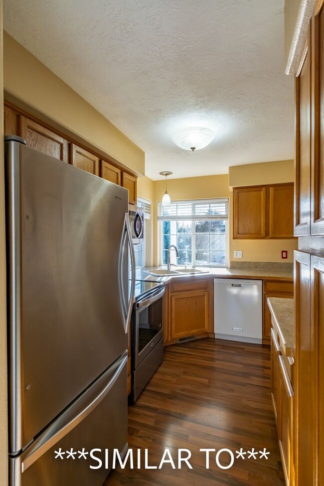 Building Photo - Two Bedroom Duplex in Great Neighborhood, Close to Schools! Pet Friendly!