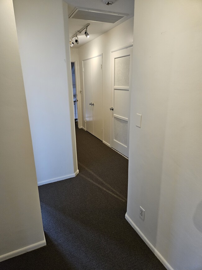 Building Photo - 4110 W Burbank Blvd