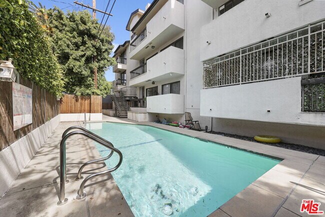 Building Photo - 723 Westmount Dr