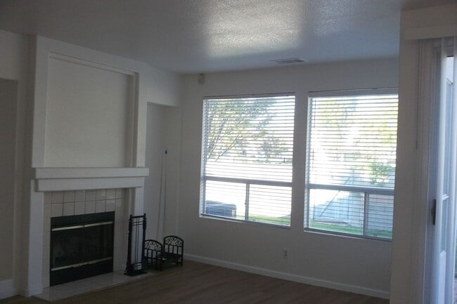 Building Photo - Solar electric home in the Laguna area of Elk Grove