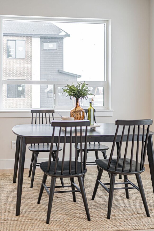 Building Photo - END UNIT - BRAND NEW TOWNHOME IN SUGAR CITY 3 BED 2.5 BATH AND 2 STALL GARAGE.
