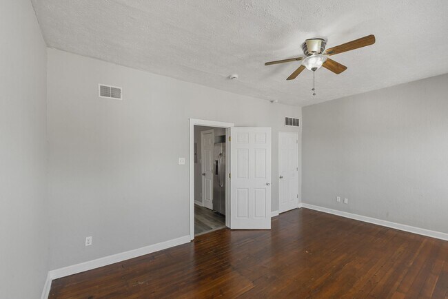 Building Photo - 3208 Dobson St