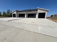 Building Photo - 5 Bed/2.5 Bath Twinhome For Rent!!