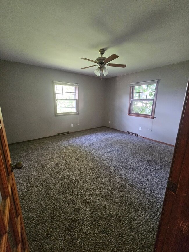 Building Photo - 3 Bedroom | 2 Bathroom | 2 Car Garage | Springfield MO!