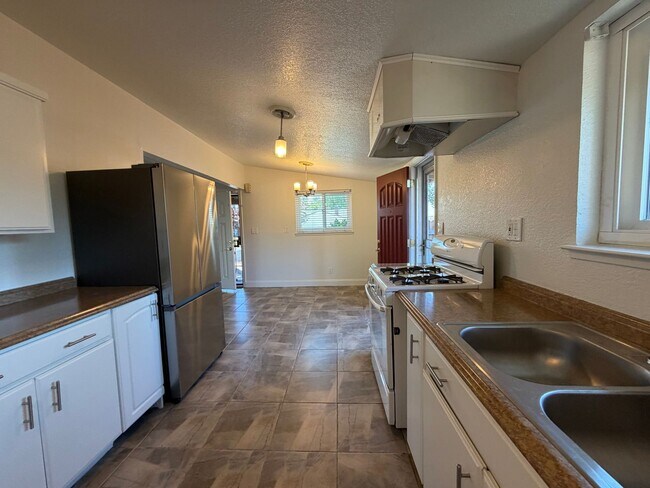 Building Photo - Adorable 3 bedroom 2 bath bungalow in Rosemont