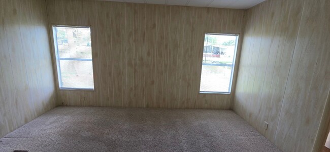 Building Photo - 2 bed 2 baths with carport