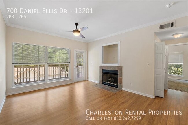 Building Photo - 700 Daniel Ellis Dr