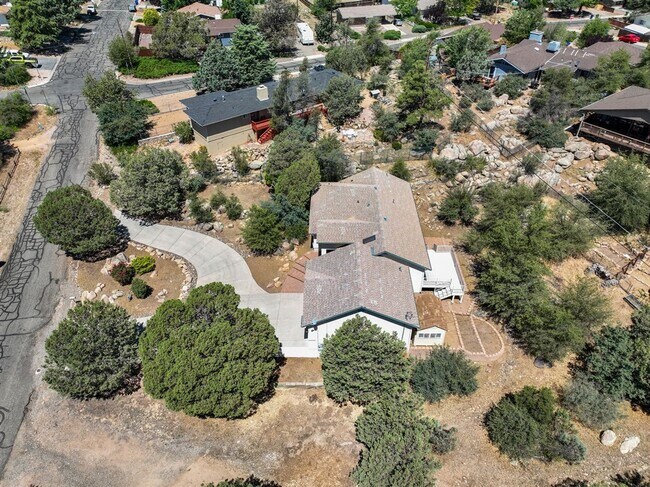 Building Photo - Immaculate 3 bedroom, 2 bath home in Presc...