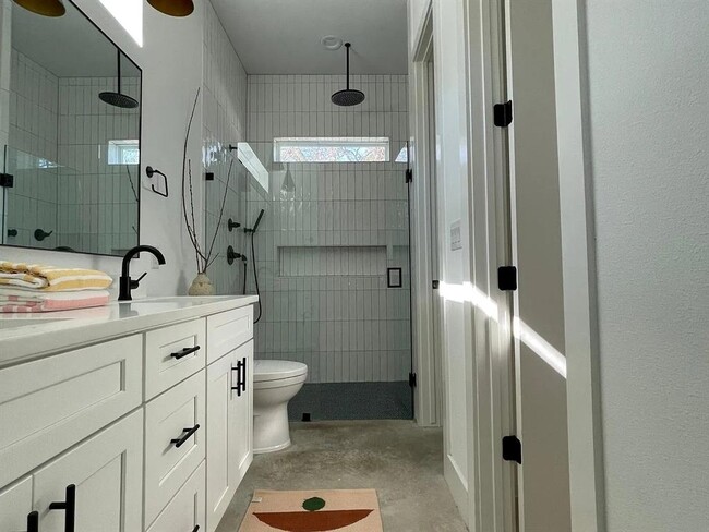 Building Photo - 910 Gullett St