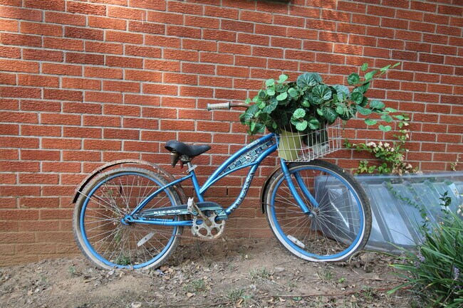 Building Photo - 2906 Brigadoon Pkwy