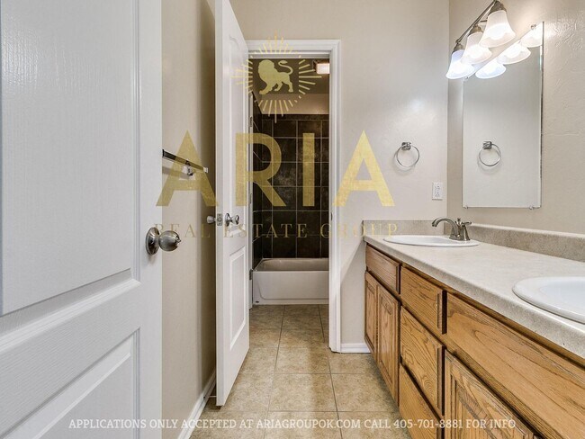Building Photo - *611-613 Welston Cr.