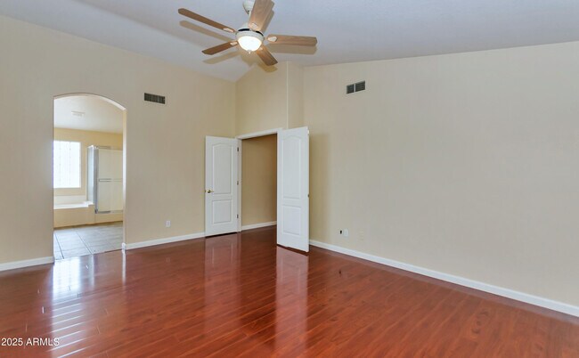 Building Photo - 413 W Weatherby Pl