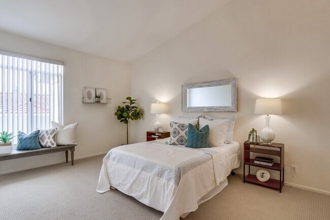 Building Photo - Beautiful Aliso Viejo Condo in the Seagate Colony-2/2