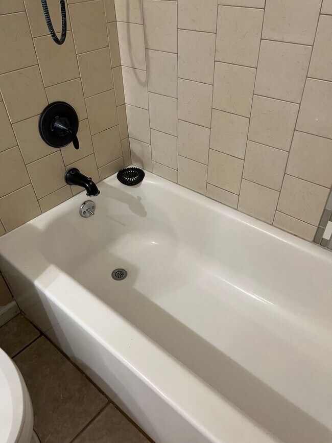 Building Photo - Modern, updated 3B/2B with fenced yard and sun room in Cottonwood