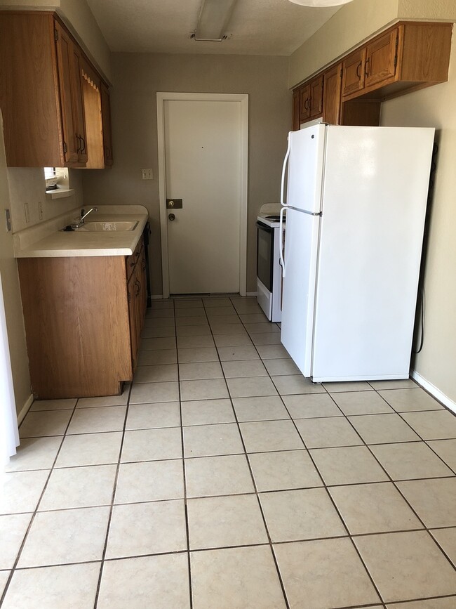 Building Photo - Three Bedroom Two Bath Home for Lease - Me...