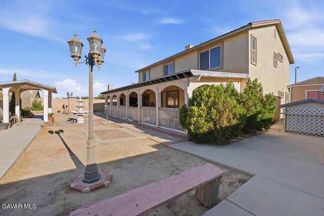 Building Photo - 639 W Ave H 13