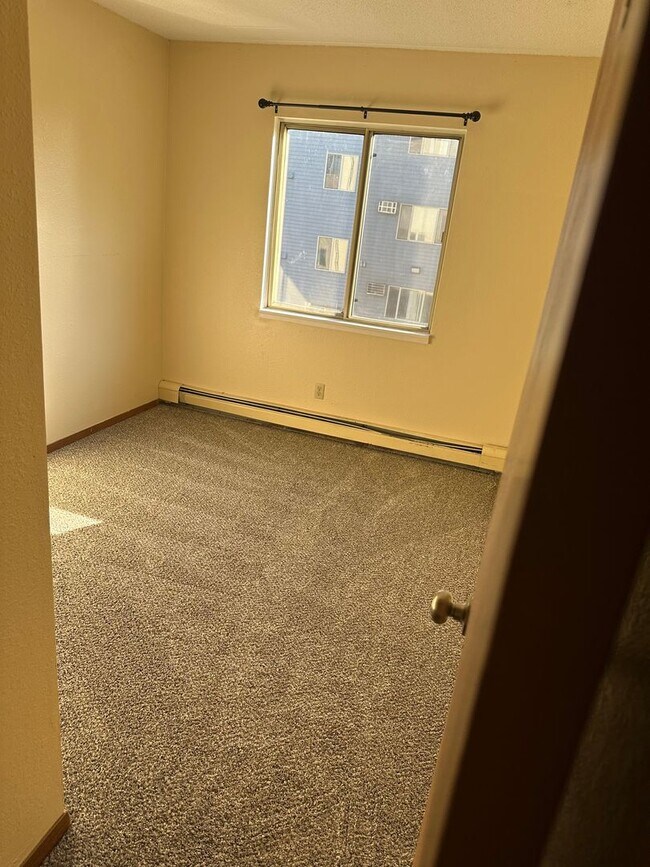 Building Photo - Four Bedroom Apartment
