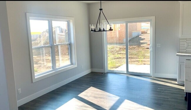 Building Photo - Spacious 5 Bed Home in Bloomington