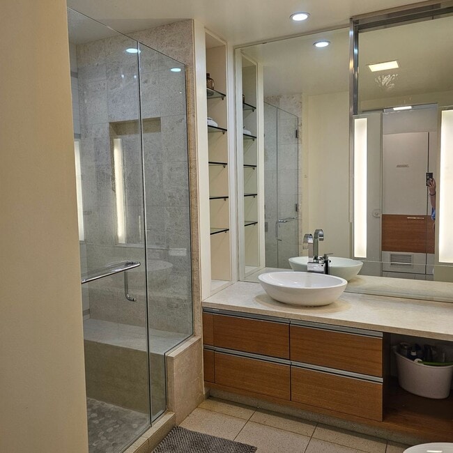 Building Photo - Furnished studio on the Las Vegas Strip