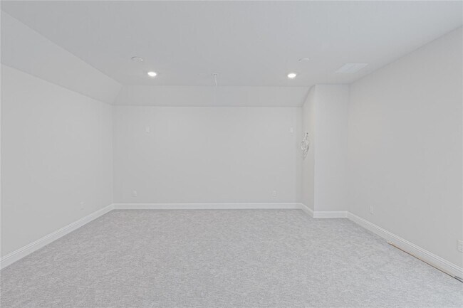 Building Photo - 301 Northcrest Dr