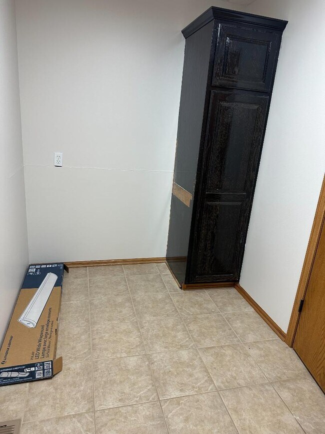 Building Photo - 658 Meadow Cir