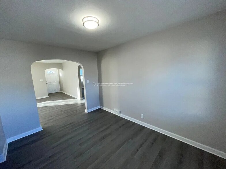 Building Photo - 917 E Fairoaks Ave