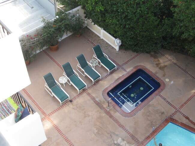 Building Photo - 8530 Holloway Dr