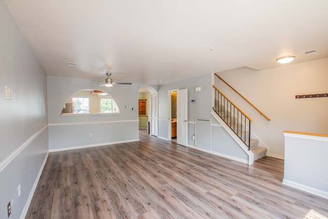 Building Photo - Lovely 2 BR/2.5 BA 2-Level Condo in Crofton!