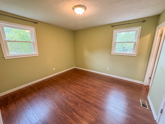 Building Photo - 404 McElhaney Rd