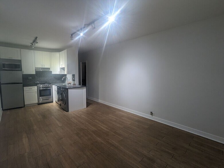 Building Photo - 511 W Belmont Ave
