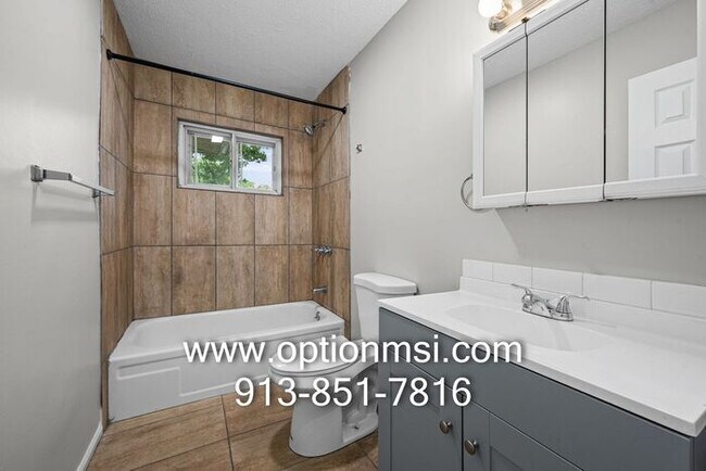 Building Photo - Very Spacious and ready for immediate move-in!!