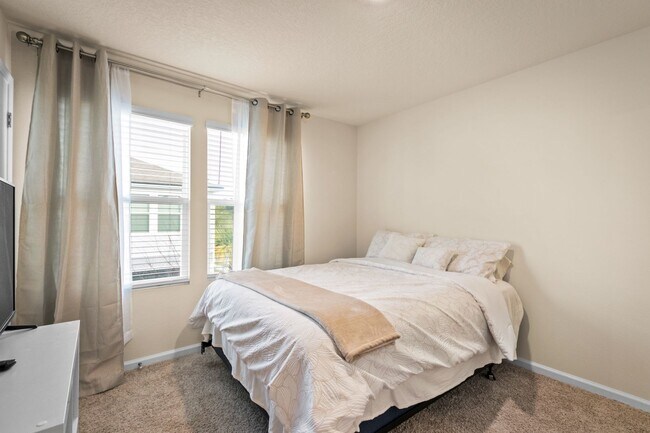 Building Photo - 2-Bedroom Townhome for Rent with Private En-Suite Baths & Screened Porch
