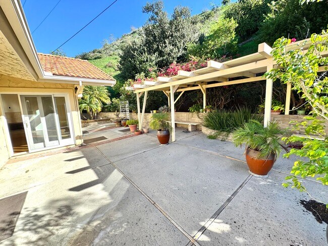 Building Photo - Quiet cul-de-sac Ondulando home