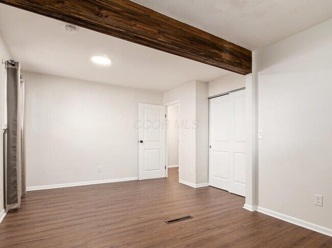 Building Photo - 1543 S Hamilton Rd