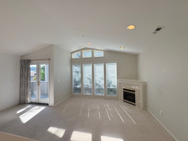 Building Photo - 2bd/2ba Edmonds Condo