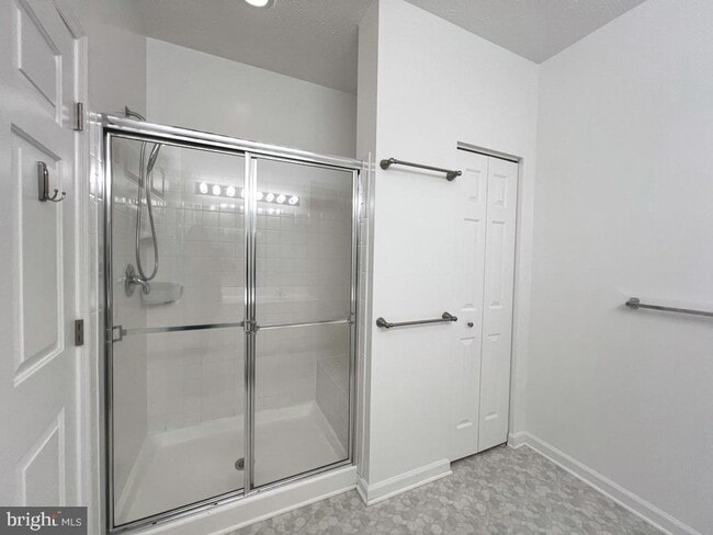 Building Photo - Beautiful 2 bedroom 2 baths condo in the gated community of Chestnut Point.