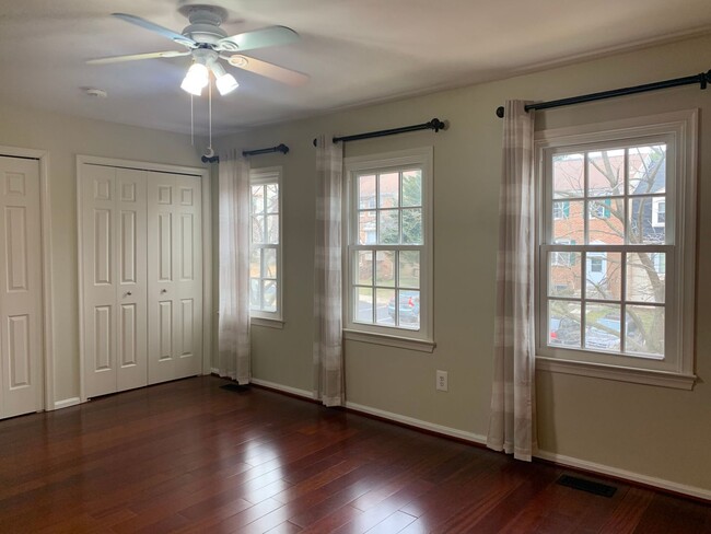 Building Photo - Spacious 3 Level Townhouse Backs to Trees